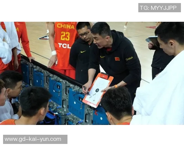 中国男篮蓝队亮相北体大，杜锋直言执教压力超级大